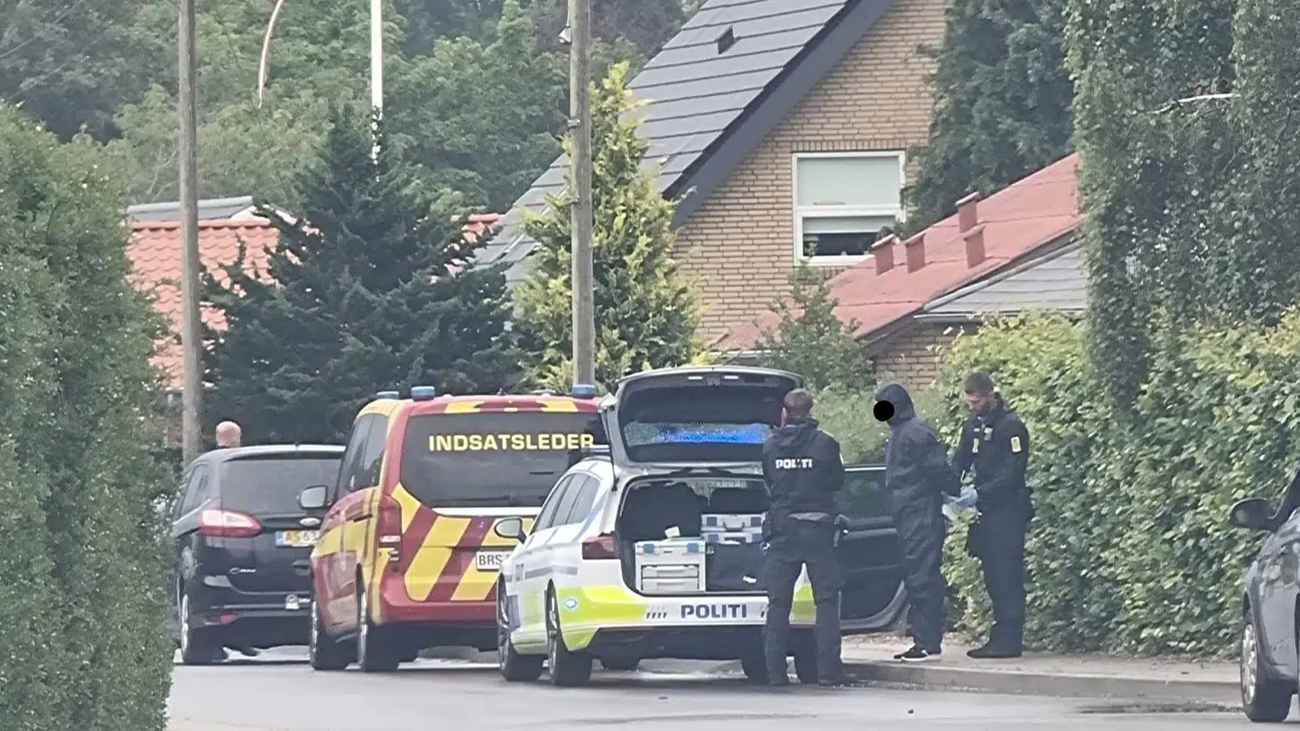 Manden er blevet ført væk i dna-dragt.