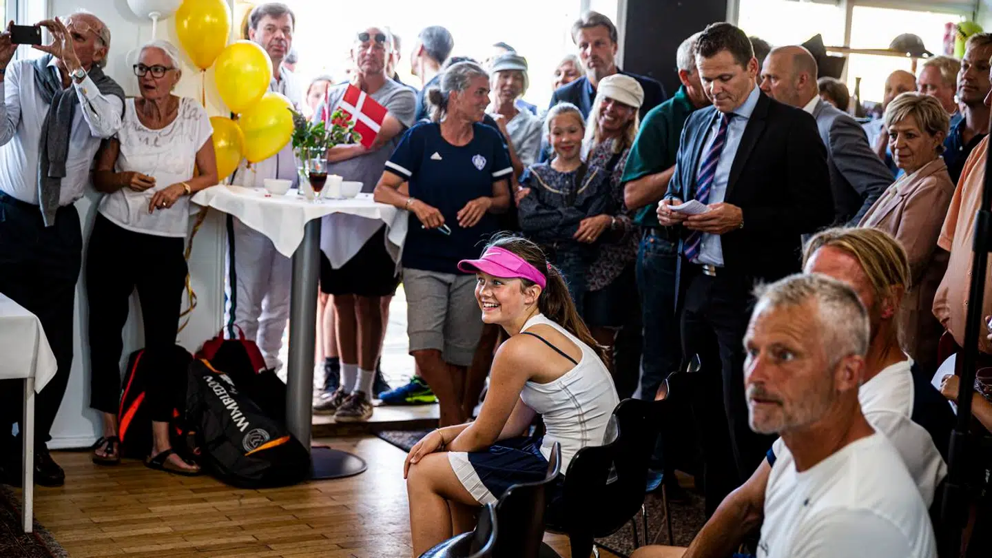 Tennisspilleren Holger Vitus Nødskov Rune, der tidligere på måneden vand French Open for juniorer, hyldes af HKH. Kronprins Frederik i Hellerup Tennis Klub, torsdag den 13. Juni, 2019. Også HKH Prinsesse Isabella var med.