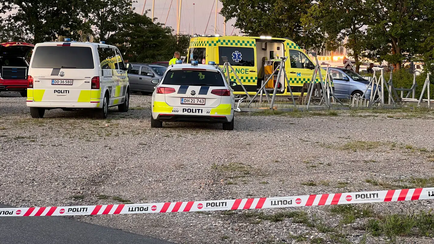 Politiet er onsdag aften til stede ved Ishøj Havn, hvor en mand er fundet livløs i vandet. Foto: Presse-fotos.dk
