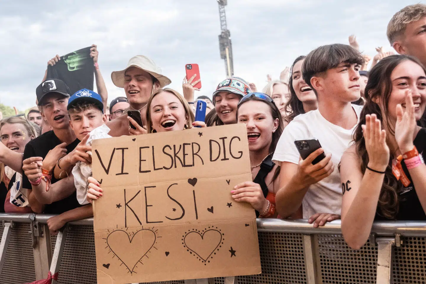 Efter at have domineret hitlisterne i mere end et årti kulminerede det hele da også på årets Roskilde Festival, hvor den 30-årige rapper gav en hypet, anmelderrost og publikumoverstrømmet koncert.