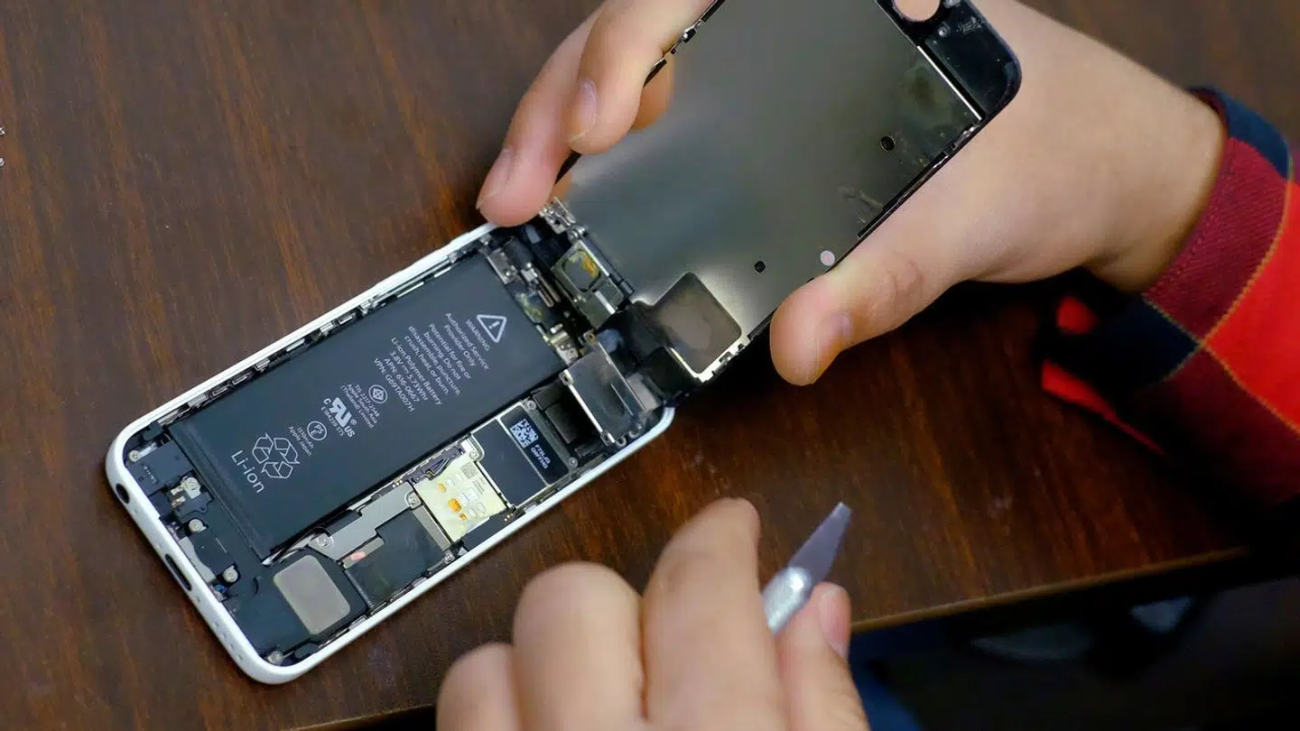 Nogenlunde sådan her ser moderne smartphones ud indvendigt. Her er det godt nok en ældre iPhone fra 2016, der er blevet åbnet, og siden da er det kun blevet mere indviklet især på grund af, at de nye telefoner er gjort mere vandtætte.