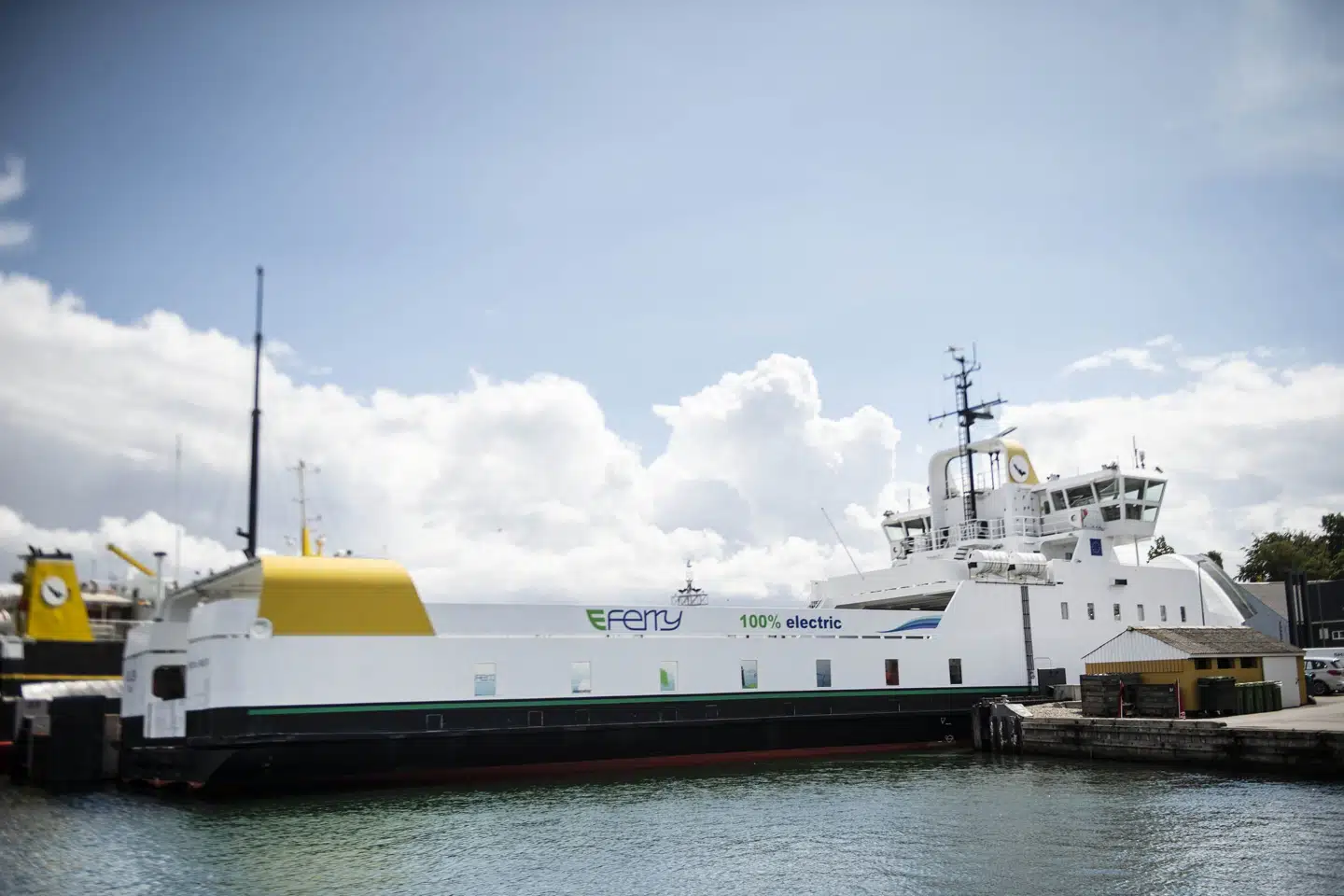 Elfærgen Ellen har siden tirsdag ligget stille i havnen i Søby på Ærø, mens der har været foretaget tekniske undersøgelser af færgens batterier. Tim Kildeborg Jensen/Ritzau Scanpix