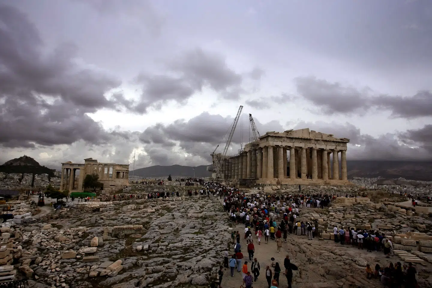 Akropolis er lukket for at passe på turister, som kan være udsatte i varmen. (Arkivfoto). Aris Messinis/Ritzau Scanpix