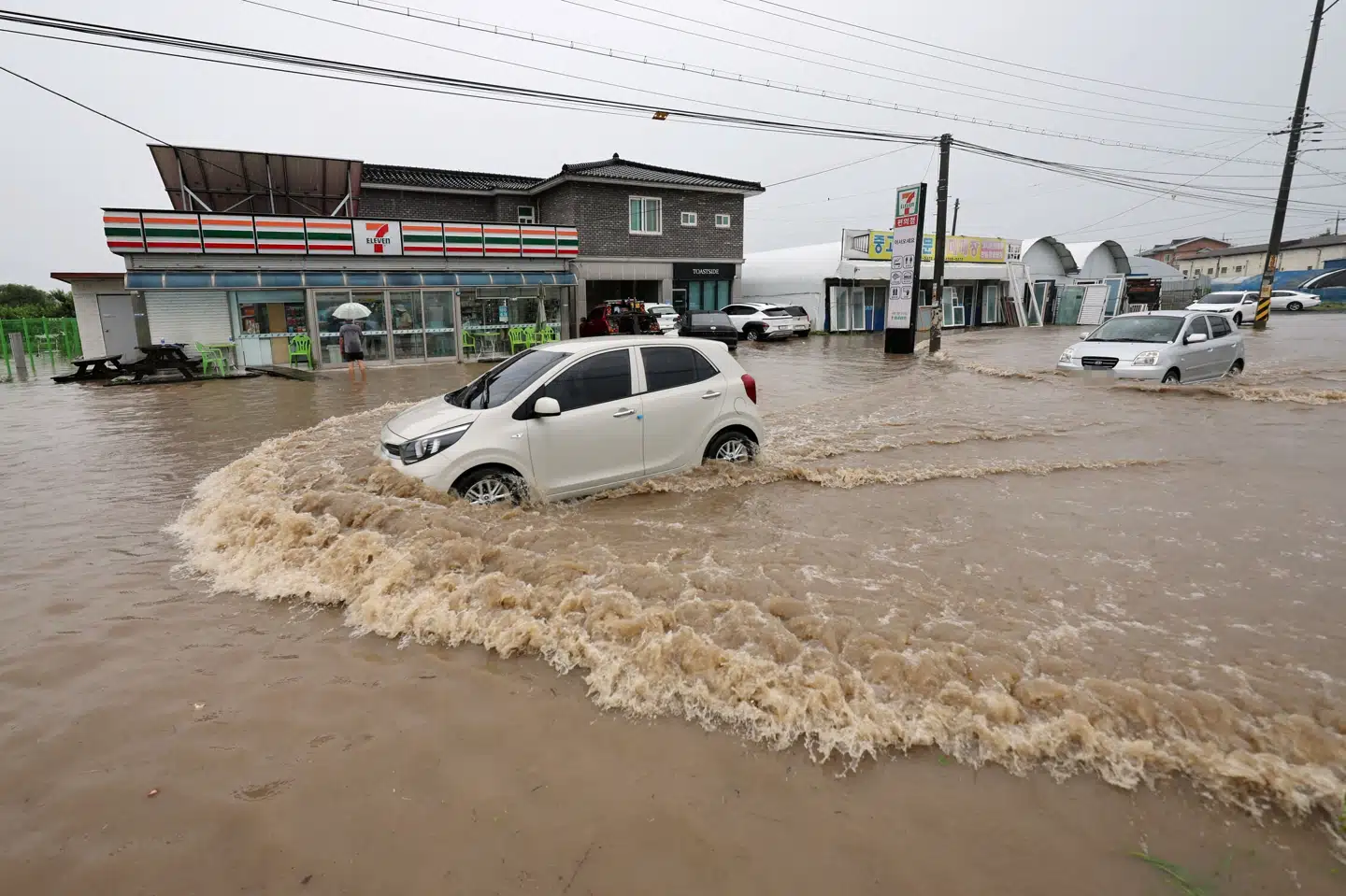 Sydkorea er for tredje dag i træk ramt af voldsom regn. Flere end 1500 er blevet evakueret på grund af fare for oversvømmelser og jordskred. Yonhap/Reuters