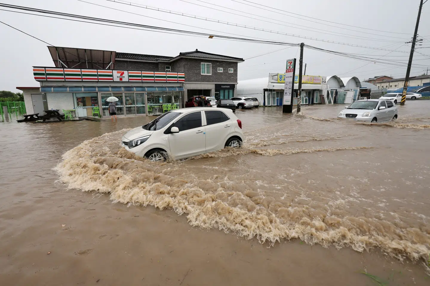 Sydkorea er for tredje dag i træk ramt af voldsom regn. Flere end 1500 er blevet evakueret på grund af fare for oversvømmelser og jordskred. Yonhap/Reuters