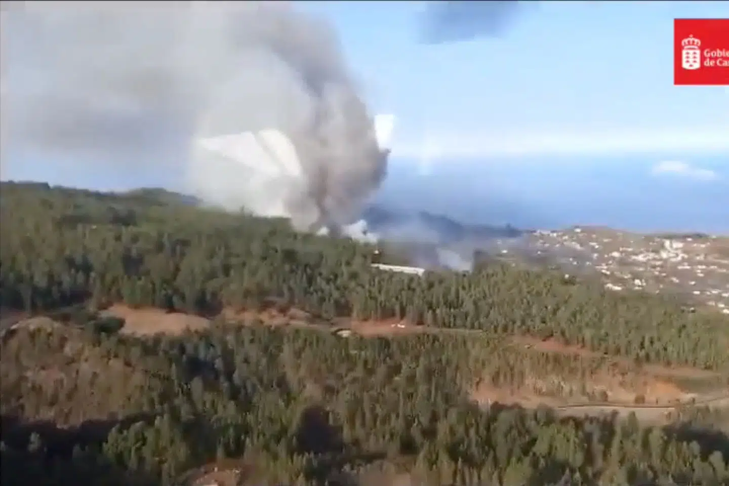 Mindst 11 huse er ødelagt under en skovbrand på La Palma, som er den nordvestligste ø i den spanske øgruppe De Kanariske Øer. 1-1-2 Canarias Via Twitter/Reuters