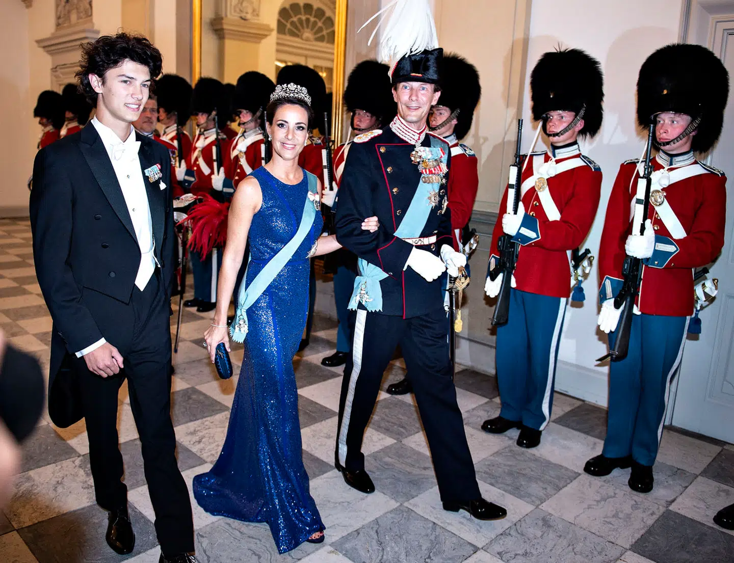 Grev Nikolai er søn af prins Joachim og grevinde Alexandra, som også fik prins Felix sammen. I dag er prins Joachim gift med prinsesse Marie, som han har børnene, grev Henrik og komtesse Athena. Her ses grev Nikolai med far og papmor til gallataffel på Christiansborg Slot i anledning af sin onkel, kronprins Frederiks 50 års fødselsdag, lørdag den 26. maj 2018.