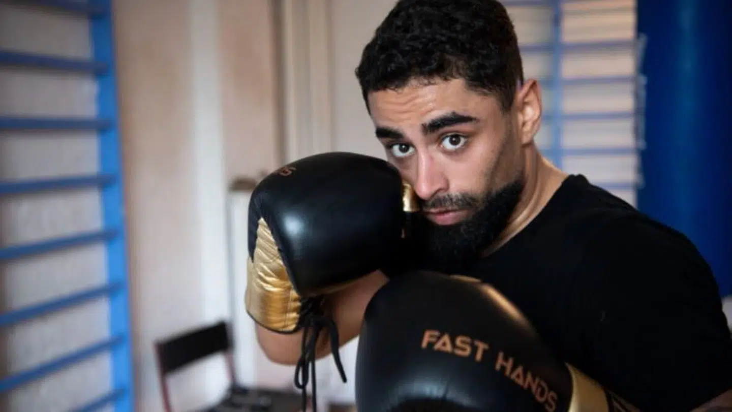 Deltageren har nu iført sig en vest for en rockerklub.