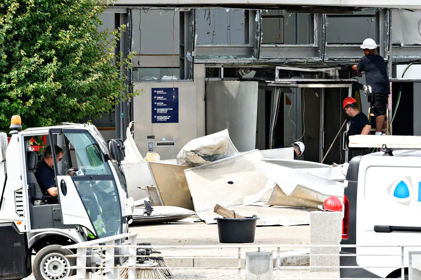Oprydningsarbejdet efter eksplosion ved Skattestyrelsen i København, onsdag den 7. august 2019. Ingen kom alvorligt til skade, da en voldsom eksplosion tirsdag aften ramte Skattestyrelsens hovedkontor i København. Politiet betegner det som et angreb. Det skriver Ritzau, onsdag den 7. august 2019.. (Foto: Philip Davali/Ritzau Scanpix)