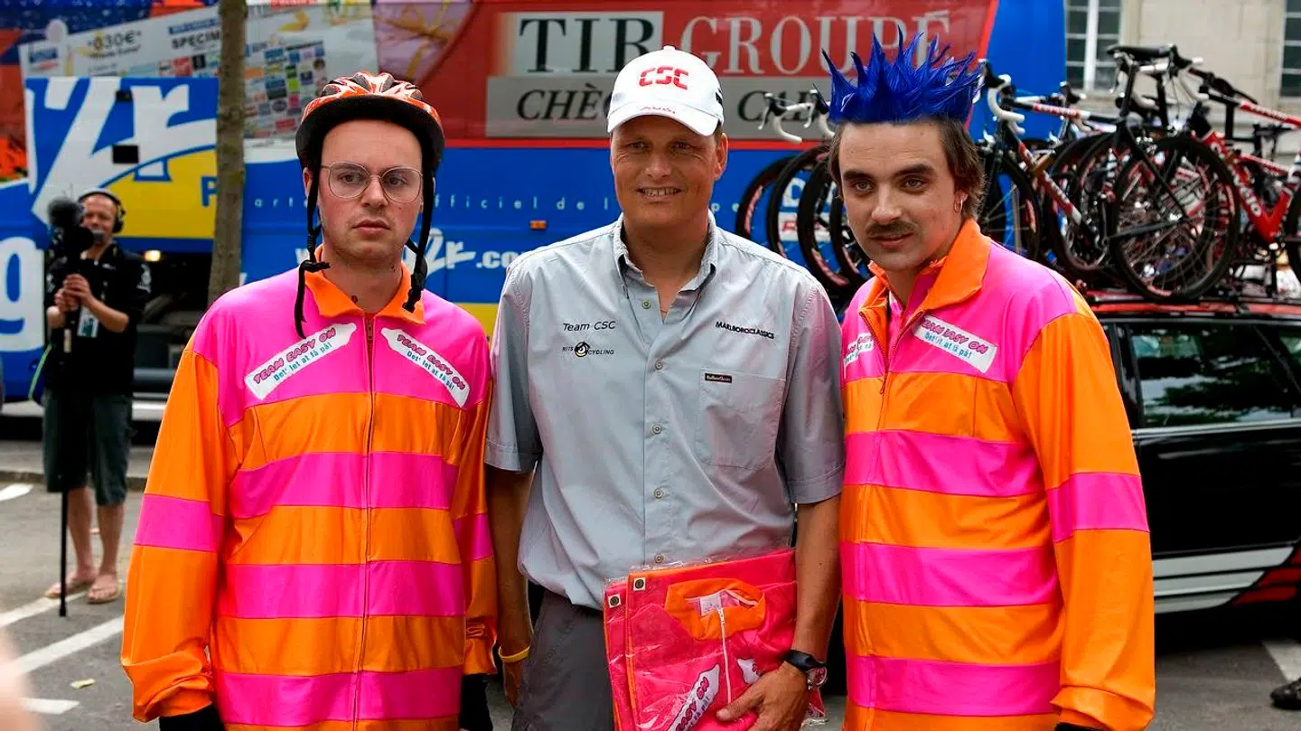 Team Easy On (med Bobbyl Olsen tv.) mødte CSC og Bjarne Riis i Carcassonne ved 13. etape af Tour de France 2004.