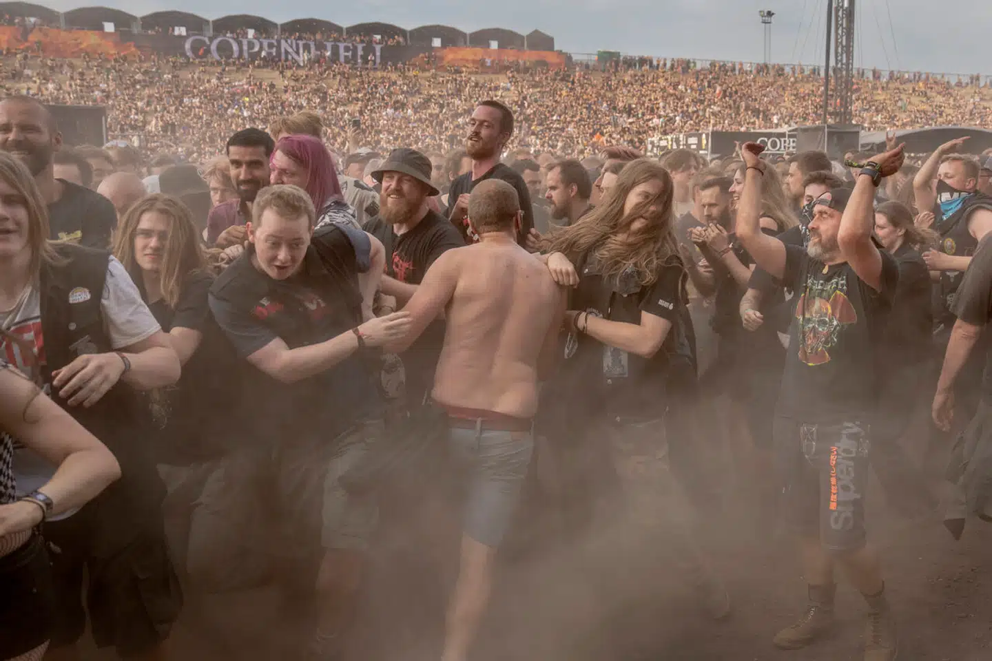 »Er Berlingske-segmentet blevet så bange for fællesskabet, at man sammenligner fællessang med nazimarch?« spørger Lea Friedberg.