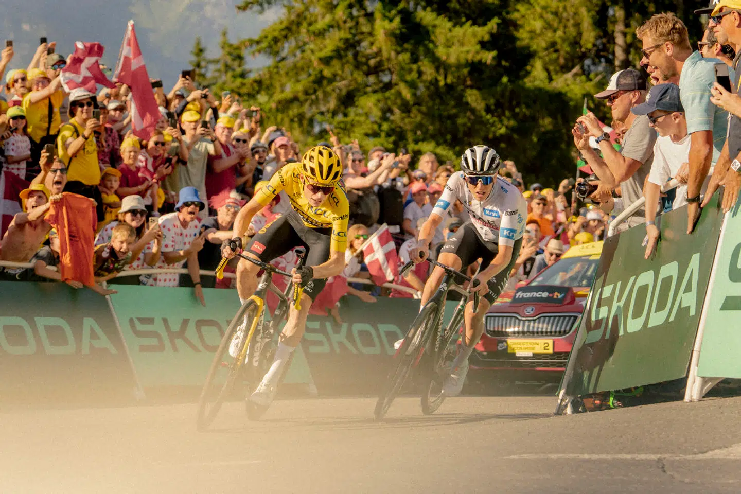 Jonas Vingegaard og Tadej Pogacar endnu engang skulder mod skulder i mål i årets Tour de France. 15. etape på Mont Blanc ændrede derfor intet i klassementet.