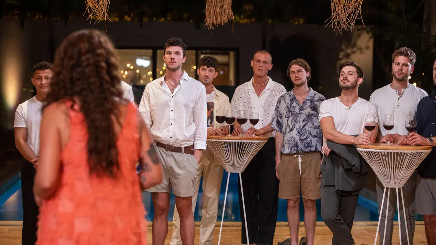 »På diverse sociale medier er det da heller ikke gået ubemærket hen, at den ene kvinde, Mette, alligevel kysser med flere fyre. Hvad laver hun dog? Til det kan man sige, at hun jo bare gør, som alle de mandlige bachelorer før hende har gjort. Men hun er selvfølgelig en kvinde, deraf forargelsen,« skriver Marianne Rathje