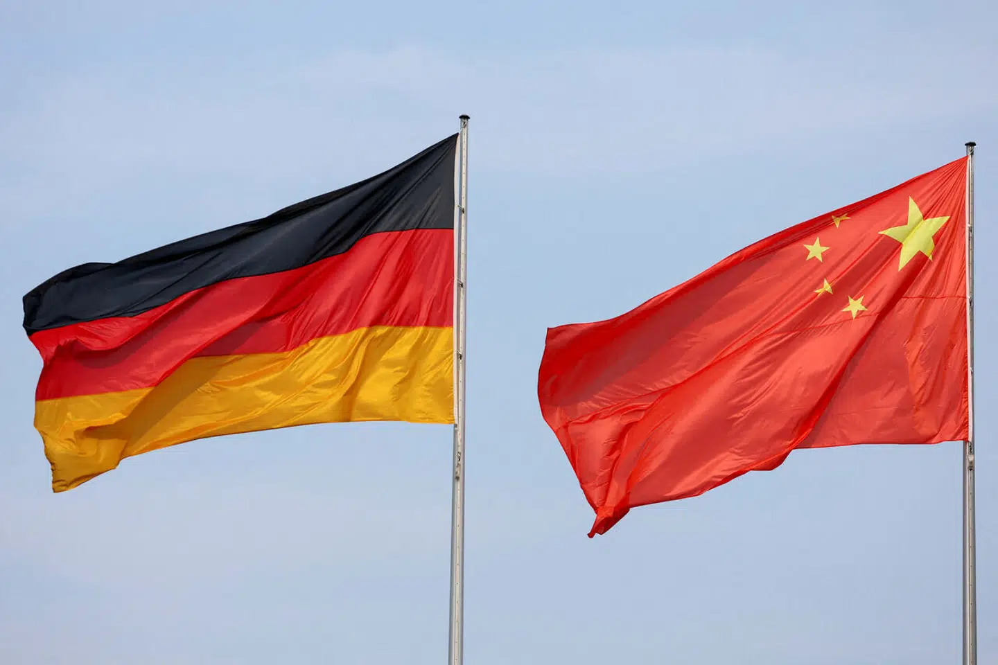Det kinesiske og det tyske flag vajer under den tyske kansler, Olaf Scholz', og den kinesiske premierminister, Li Qiangs, besøg i Berlin 19. juni 2023.