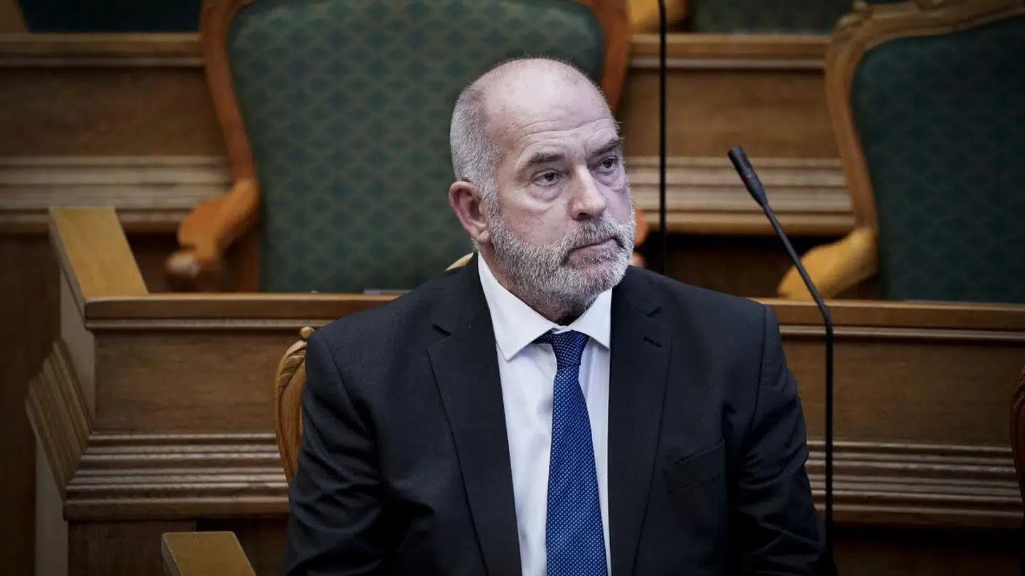 Kulturordfører Søren Espersen fra Danmarksdemokraterne er »ikke spor ked af det« over, at Nationalmuseet har foræret en sjælden fjerkappe til Brasilien efter ønske fra et indfødt folk.