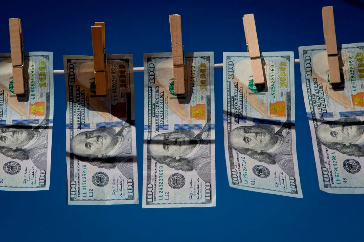 Dollaren har været hængt lidt til tørre på de finansielle markeder de seneste ni måneder. Kursen over for euroen og kronen er dykket med omkring 14 procent. Tre økonomer er uenige om, hvordan det kommer til at gå det næste år, og det er bestemt ikke ligegyldigt, hvem der får ret.