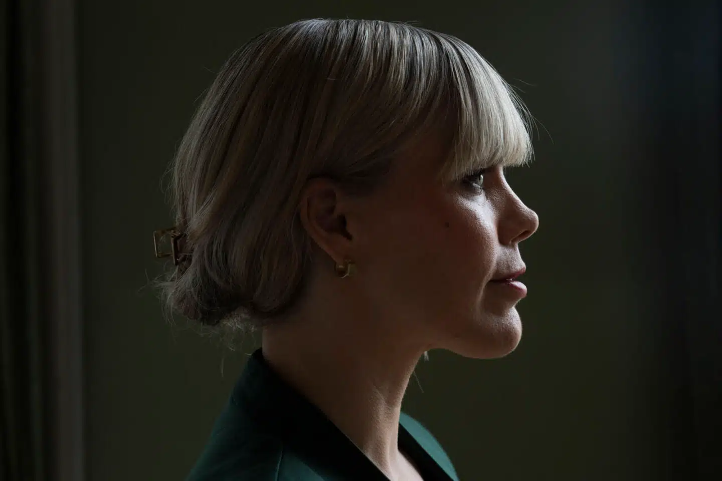 Sarah Ambs-Thomsen er erhvervspsykolog og arbejder som konsulent og foredragsholder. Hun er også aktuel med en ny bog, der hedder »Grænseoverskridelser i organisationer«.