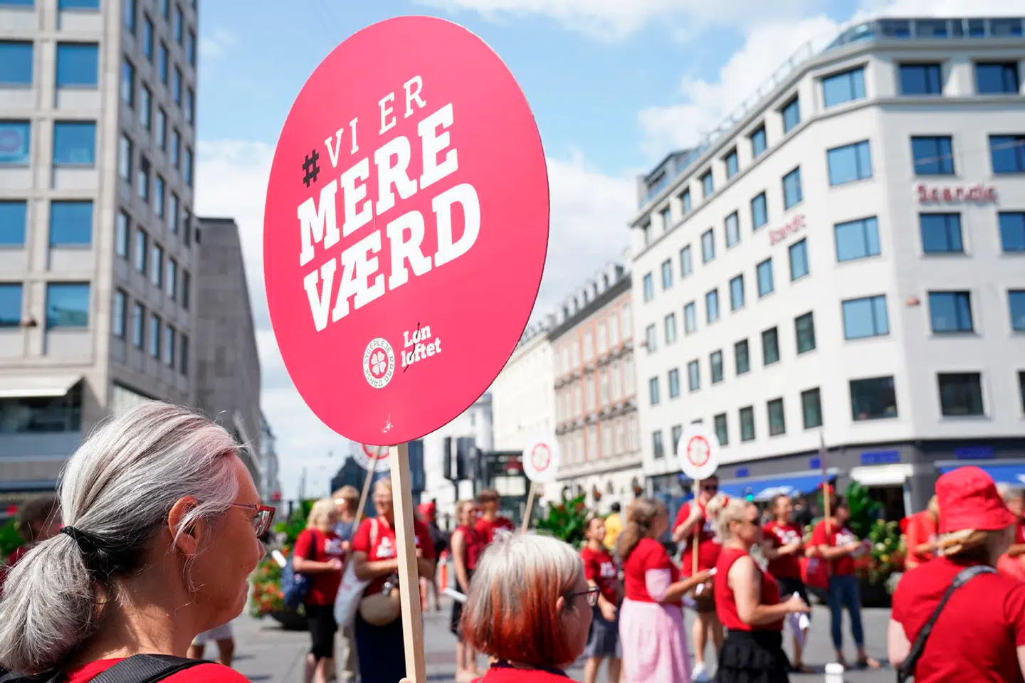 »Gennemskuelighedskravet har faktisk haft den ønskede effekt og indsnævret løngabet med to procentpoint. Dog ikke ved at øge kvindernes løn, men ved at sænke væksten i mændenes løn. Derudover viser de, at tiltaget ingen effekt har haft på virksomhedernes profitabilitet,« skriver kronikørerne. På billedet ses en aktion for ligeløn på Nørreport.