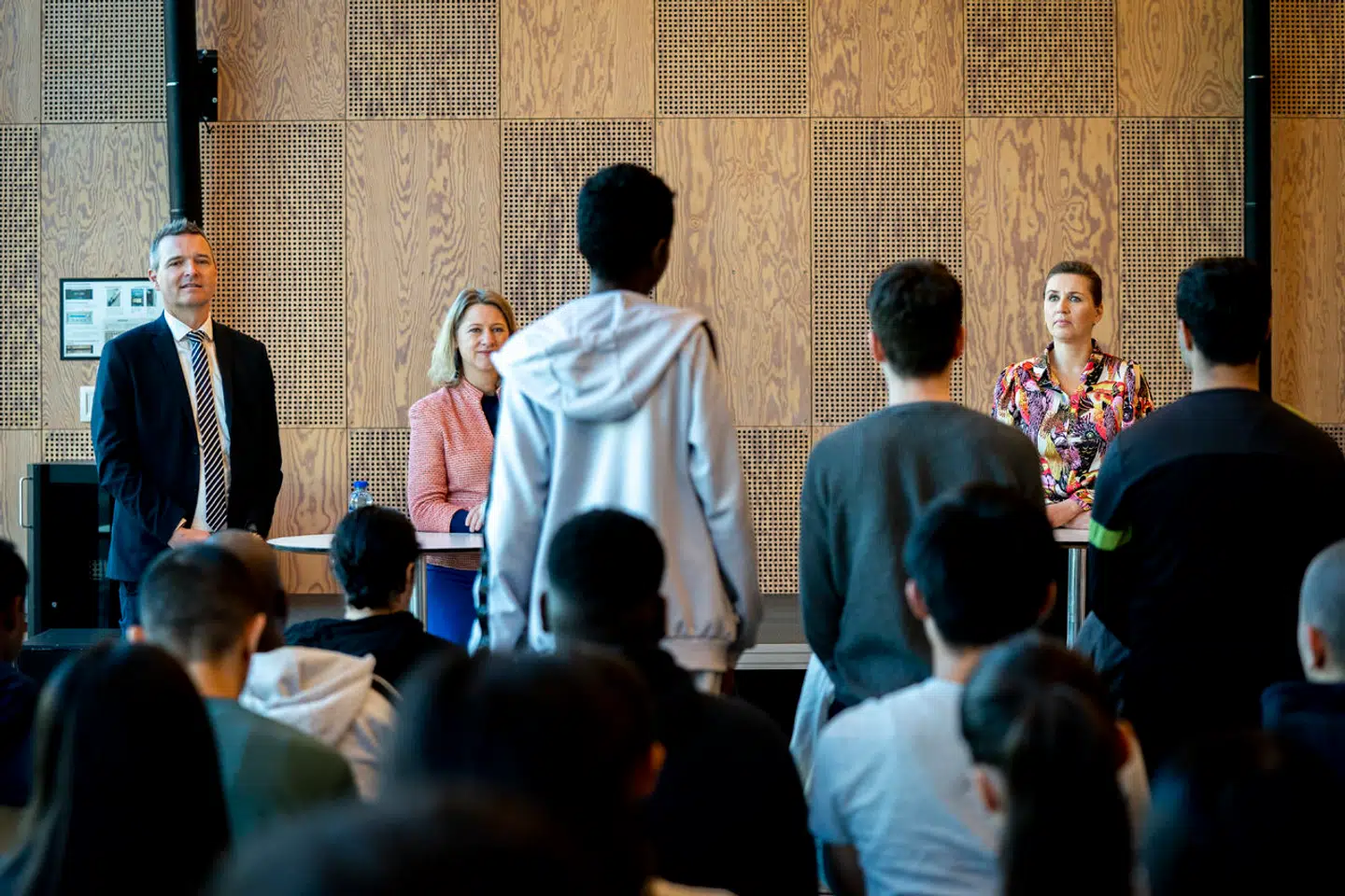 »Jeg vover pelsen med en påstand om, at mange børn i dag er mere vant til at blive underholdt end opdraget, og at det efterlader skolen med en større opgave, end godt er,« skriver Jakob Næsager.