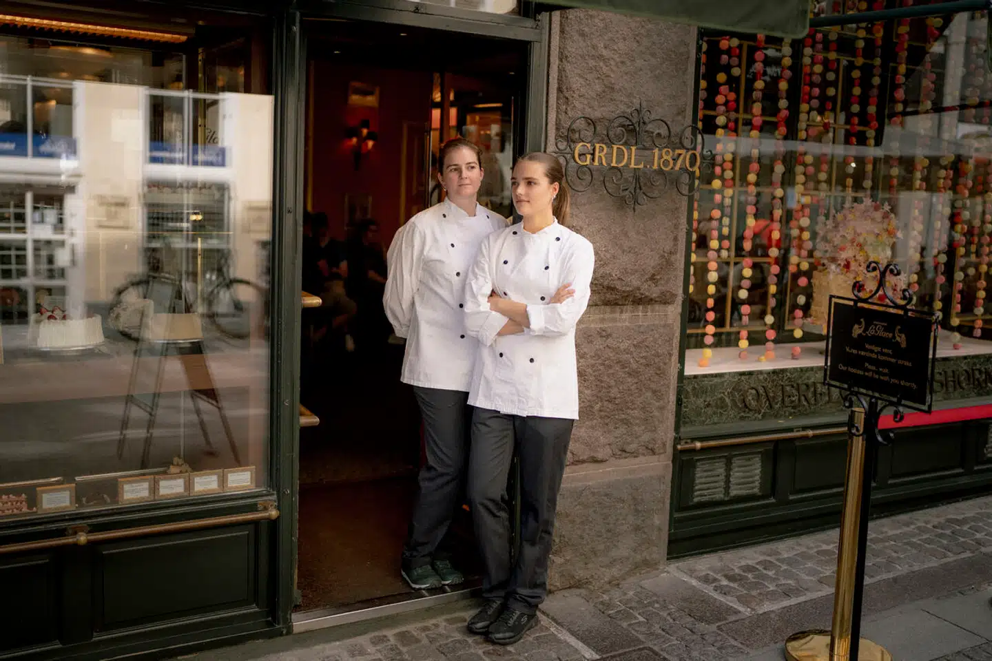 Hver femte kvinde og hver tiende mand føler sig utrygge, når mørket falder på i hovedstaden. Laura Kolos og Frederikke Butzback er to af dem. »Hvorfor skal jeg være utryg? Det er ikke okay,« siger Laura Kolos.