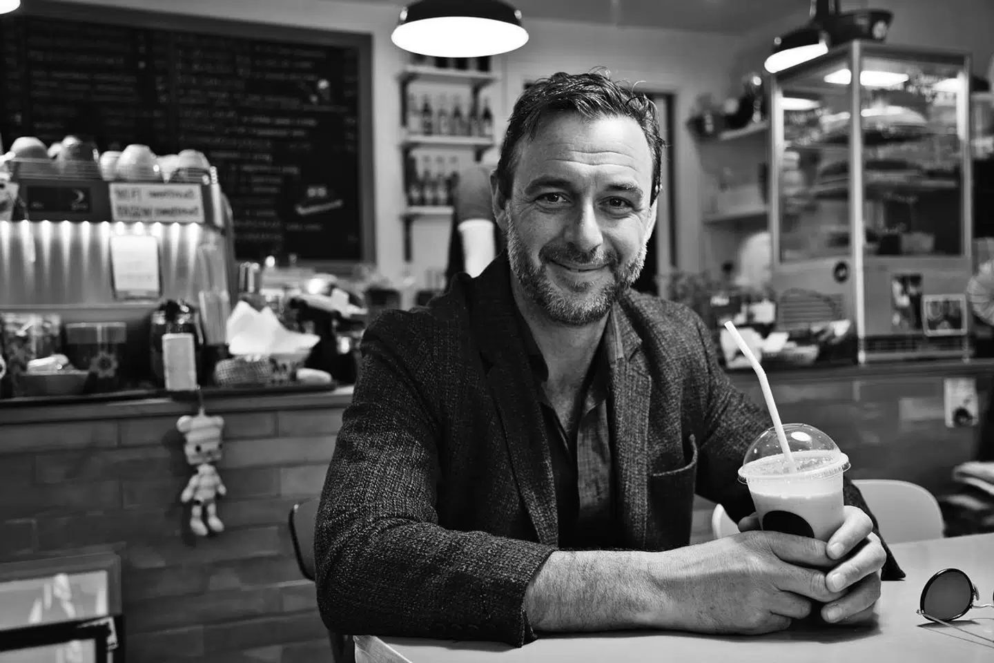 Jakob Olrik skriver om de fortabte drenge: »Enten kan de opsøge hjælp, med »fare« for at få en diagnose, som visse drenge (og deres forældre) ser som et eviggyldig brændemærket tegn på svaghed. Eller de kan bygge et »stærkt« panser op omkring sig og slutte sig til den gruppe af kvindefjendske machoforherligende ledertyper, der brøler op om de gode gamle kønsroller og kvinden tilbage i køkkenet, som florerer på de sociale medier.«