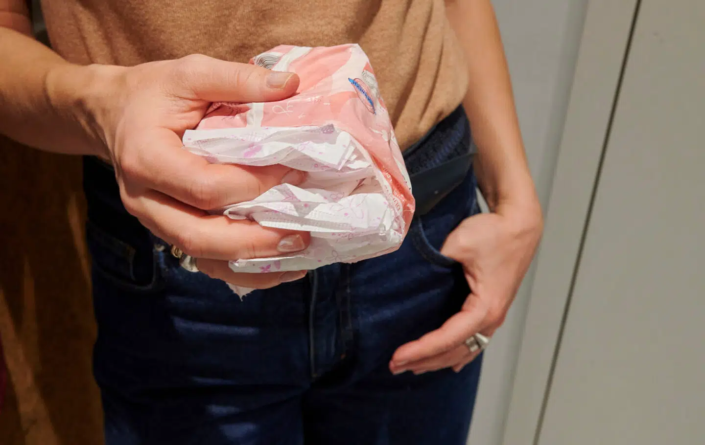 »Faktisk har netop menstruationen i årtusinder formået at samle os om at væmmes, hvilket kan undre, når man tænker på, at kvinders menstruation jo (bogstavelig talt) er blodig hverdag en gang om måneden for halvdelen af klodens befolkning,« skriver Lisbeth Odgaard Damm.