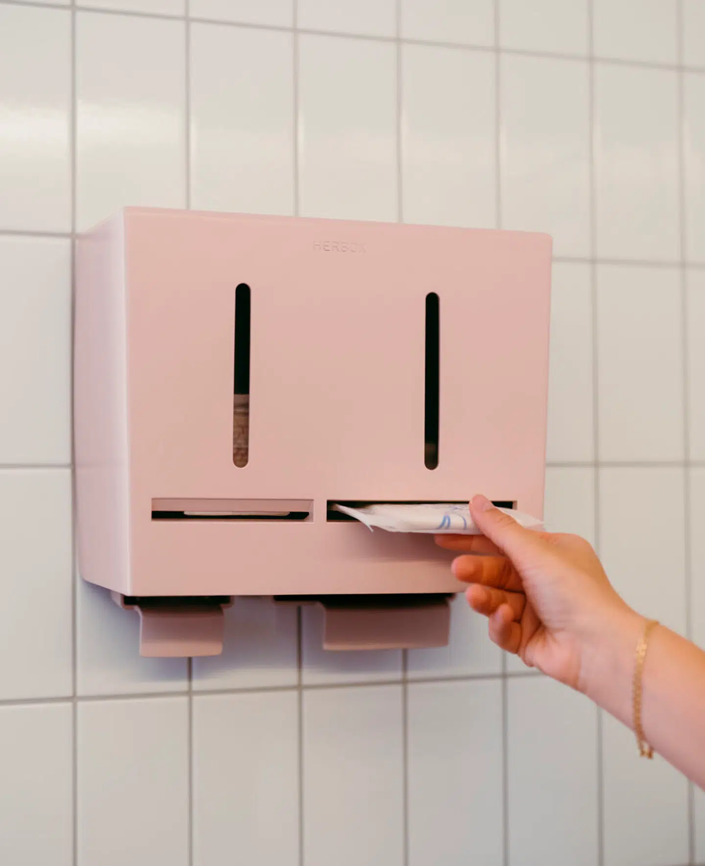 Arena Næstved har nu sat bokse op med bind og tamponer. Boksene hedder Herbox.