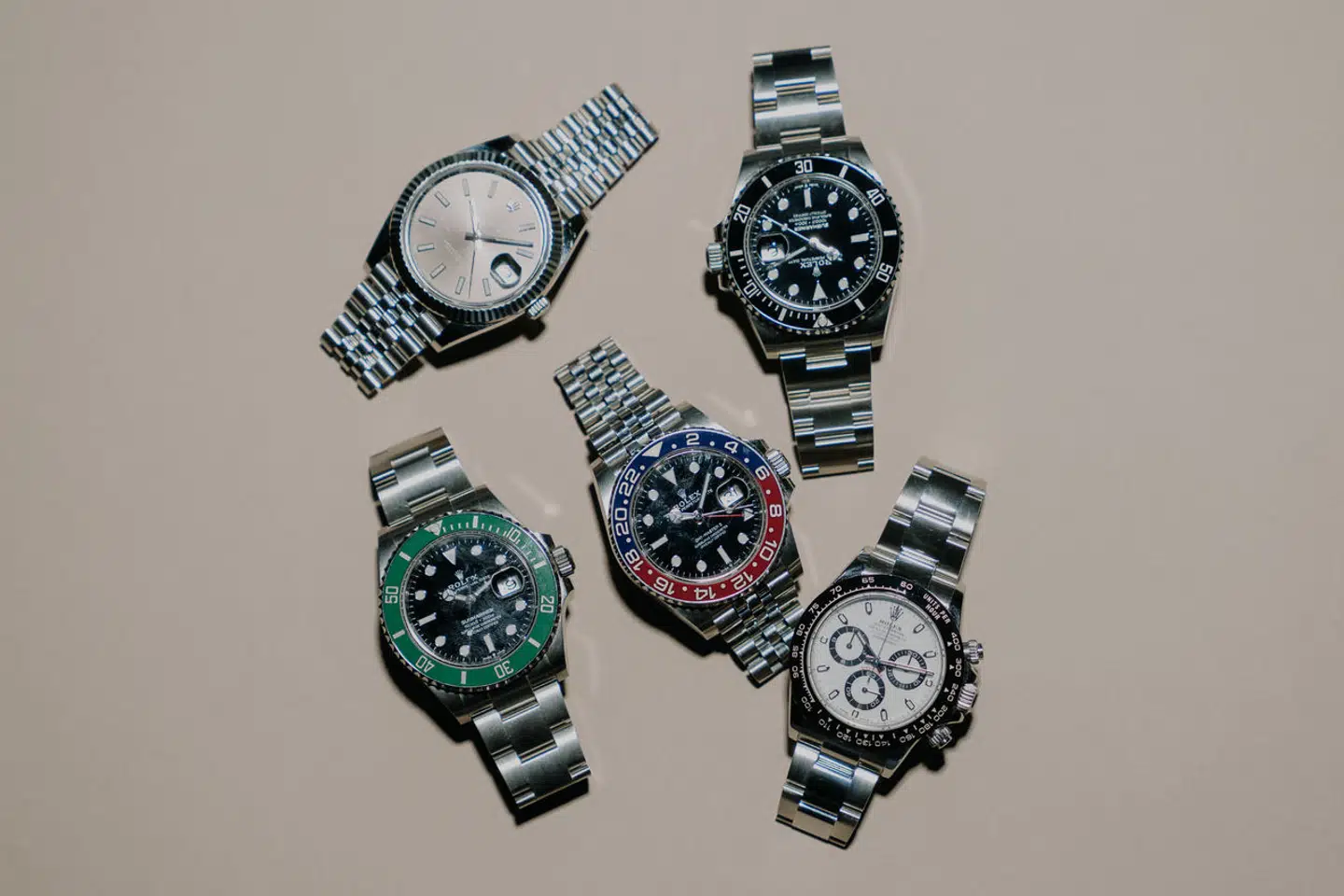 Da Rolex’ grundlægger, tyskfødte Hans Wilsdorf, sad i en hestevogn i 1908, kom navnet til ham: Rolex. Navnet betyder ikke noget, men skulle kunne udtales internationalt og tage sig godt ud på en urskive.