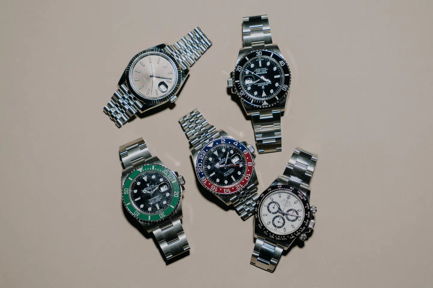 Da Rolex’ grundlægger, tyskfødte Hans Wilsdorf, sad i en hestevogn i 1908, kom navnet til ham: Rolex. Navnet betyder ikke noget, men skulle kunne udtales internationalt og tage sig godt ud på en urskive.