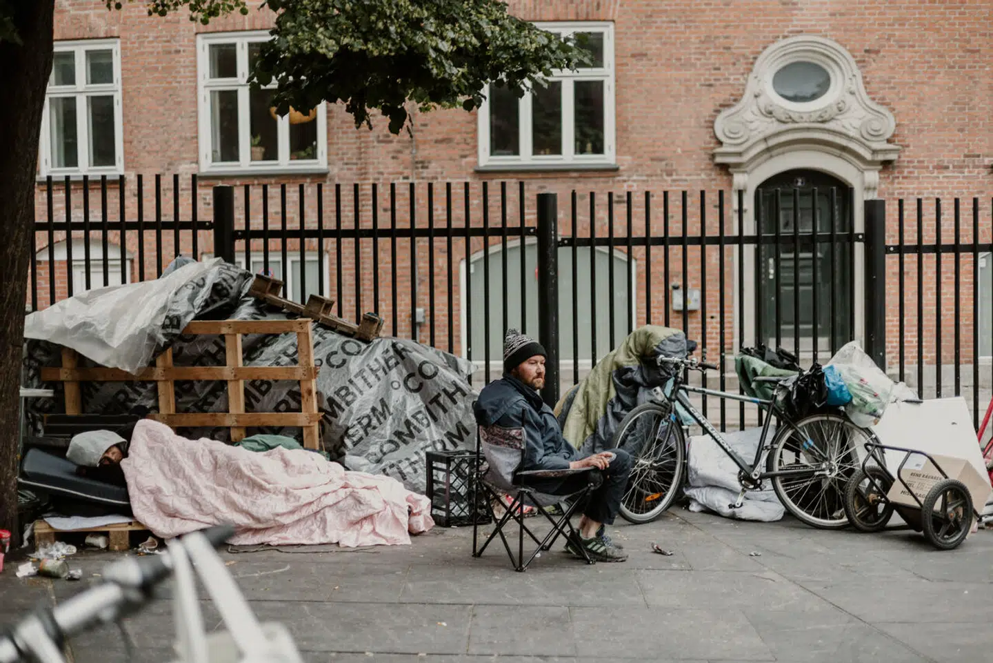 Det er nødvendigt med et tæt samarbejde med de frivillige organisationer og lokaludvalg om, »hvordan vi bedst hjælper migranterne og giver dem værdige forhold. Forhold, som samtidig kan sikre, at naboer og alle andre københavnere føler sig trygge uanset, hvor de er i byen. Det gør vi heldigvis allerede,« skriver Enhedslistens borgmestre Line Barfod og Karina Vestergård Madsen. Billedet er fra Maria Kirkeplads.