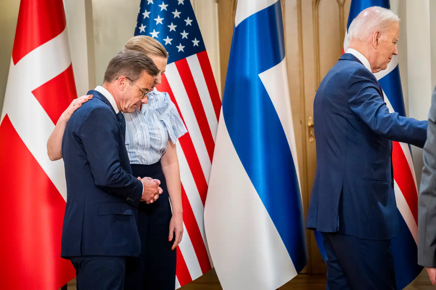Det nordiske topmøde fik ikke den rosenrøde optakt, som mange havde håbet. Her lægger Mette Frederiksen (S) en hånd på skulderen af den svenske statsminister, Ulf Kristersson, under træffet med den amerikanske præsident, Joe Biden.