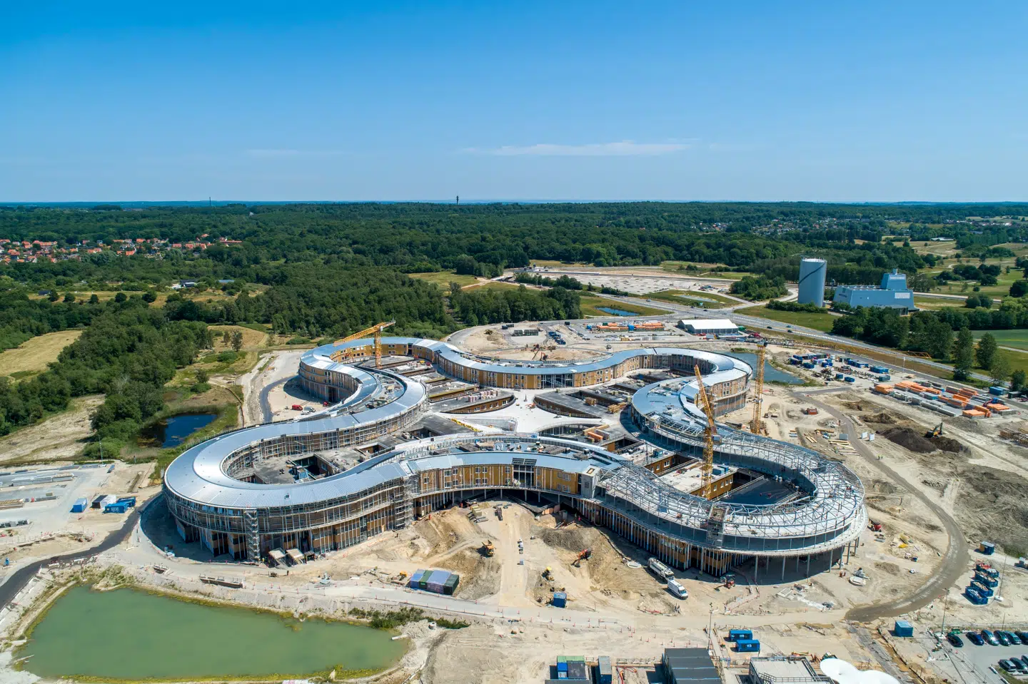 Den bløde form, der måske er opstået ved at »klemme« en ring, er en original løsning på mange af de kæmpestore hospitalers logistikproblemer. Her har man fordelene ved den flade struktur og stadig en meget hurtig forbindelse mellem patientafdelingerne i den bølgede kløverform.