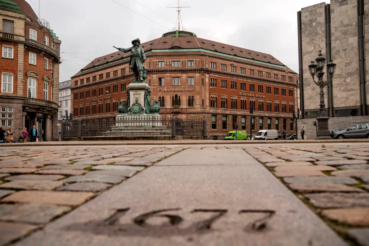 Niels Juel-statuen blev bestilt i anledning af 200-året for slaget ved Køge Bugt i 1677. Da den blev stillet op i 1881 var det på en af byens fornemste gader. I dag er Holmens Kanal mest af alt et stort vejkryds.