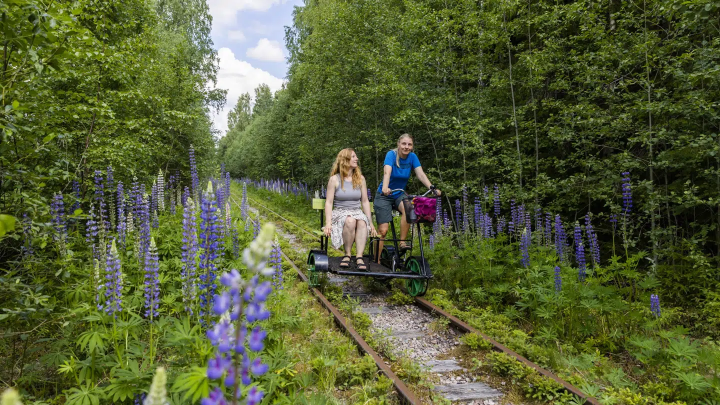 En tur på skinnecykel tager dig på eventyr, du ellers ikke kan opleve.
