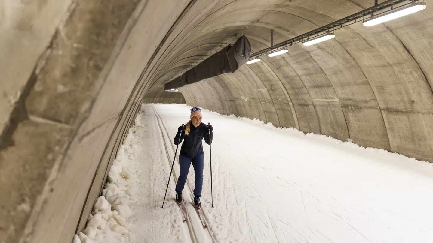 I Värmland finder du en skitunnel, hvor du kan stå på ski indenfor, mens sommeren varmer udenfor.