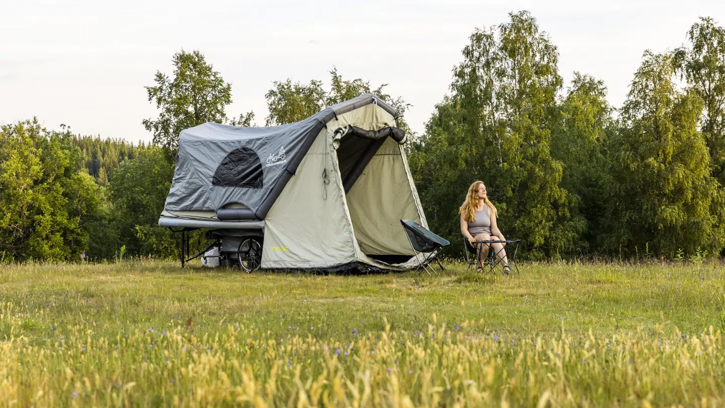 Find et passende sted, og slå lejr for natten. Et oppusteligt telt med indbygget luftmadras sørger for en behagelig nattesøvn.