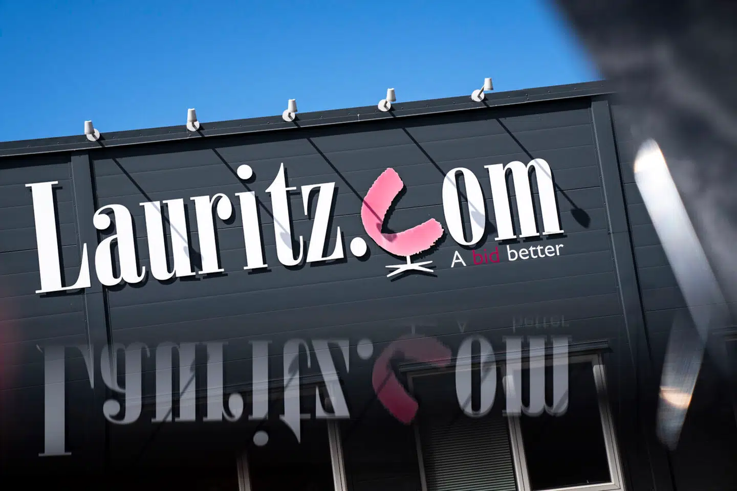 Auktionshuset Lauritz.com skylder i øjeblikket 50 millioner kroner til kunderne. Men de penge må kunderne se langt efter, lyder vurderingen fra Forbrugerrådet Tænk.