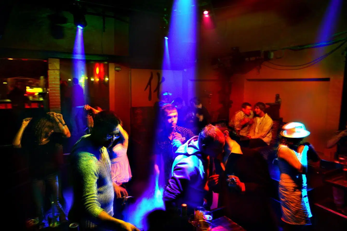 »Alkohol gør det sværere at mærke og respektere både vores egne og andres grænser. Hvis det allerede er en udfordring i sig selv at forstå og definere sunde grænser, så gør indtaget af alkohol det endnu sværere,« skriver Mathias Valentino.