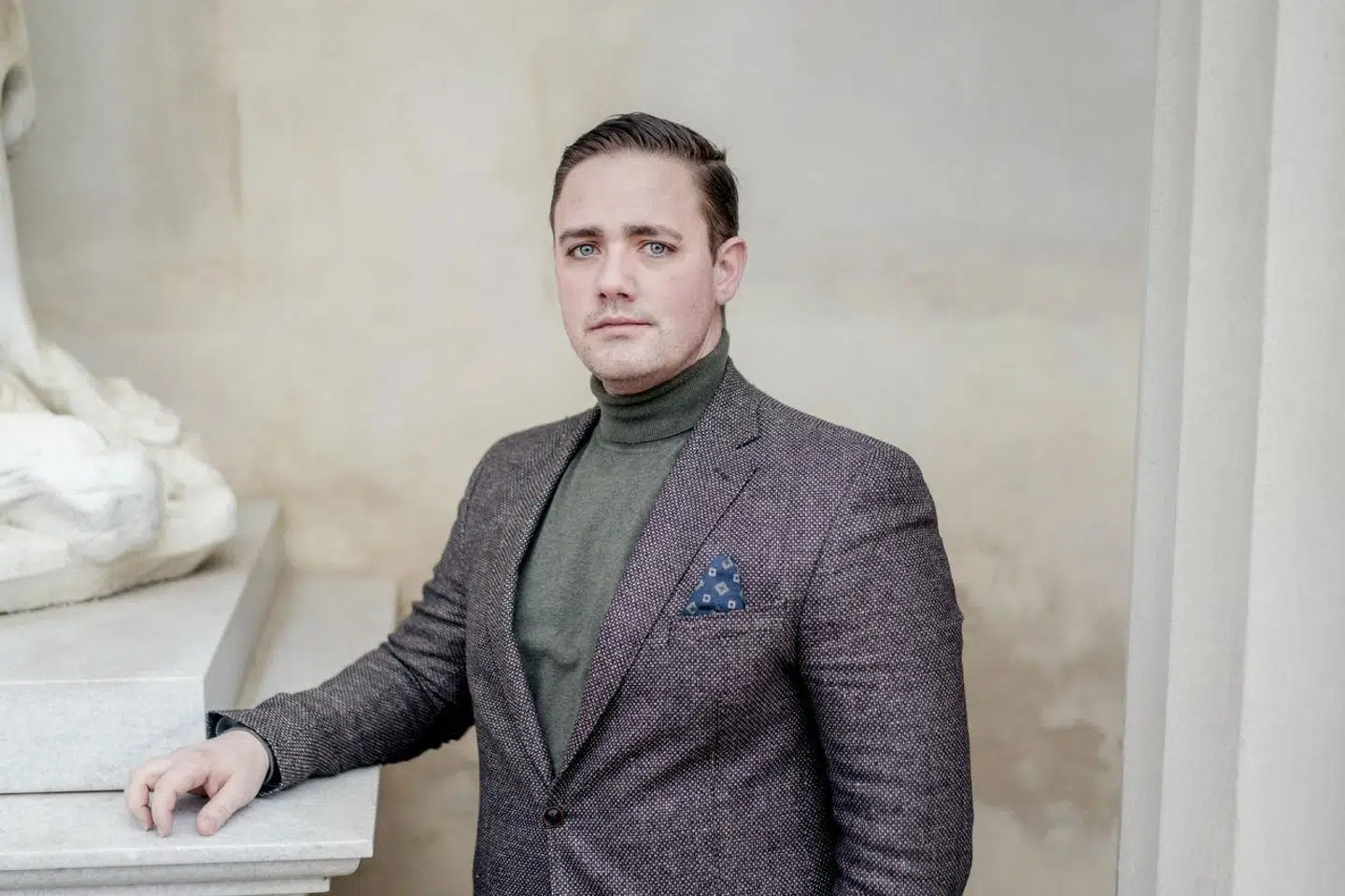 »Ja, for den ferieramte er det en lykke, at et hus altid byder på opgaver. Lykkelig den, der har et tag. Lykkeligere den, der også har hul i taget,« skriver Christian Egander Skov.