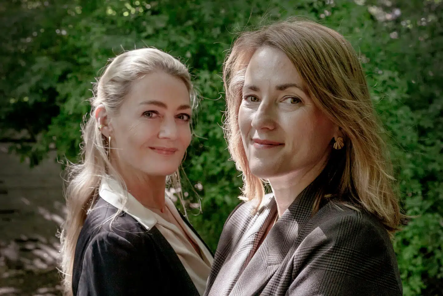 De to forfattere Line holm og Stine Bolther har skrevet tre bøger sammen.