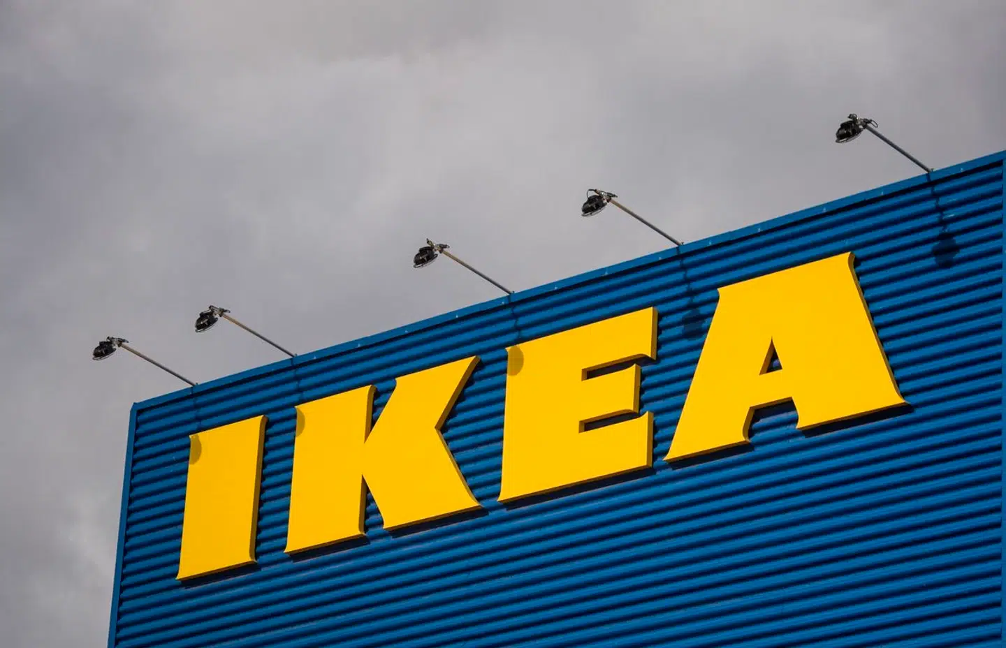 Da Rusland sidste år invaderede Ukraine, var den svenske møbelgigant IKEA hurtig til at lukke sine møbelforretninger og stoppe produktionen i landet. Alligevel solgte selskabet bag IKEA for milliarder i Rusland sidste år.
