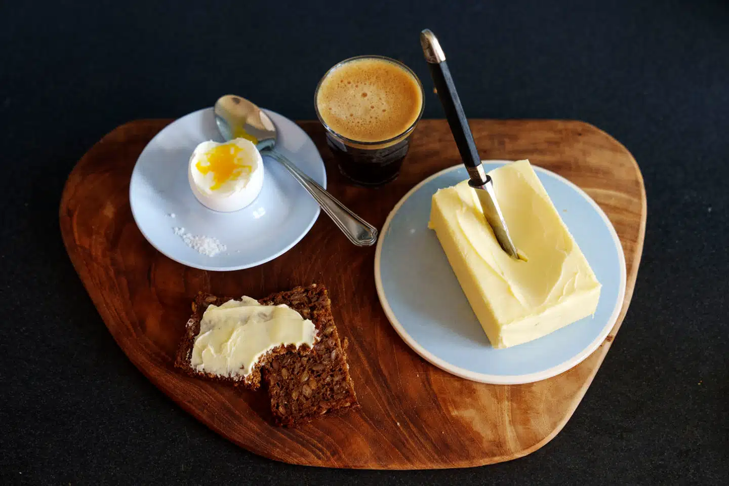 Der er stor forskel på, hvordan priserne på dit morgenbord har udviklet sig. Smørprisen er begyndt at falde. Det er prisen på æg ikke.