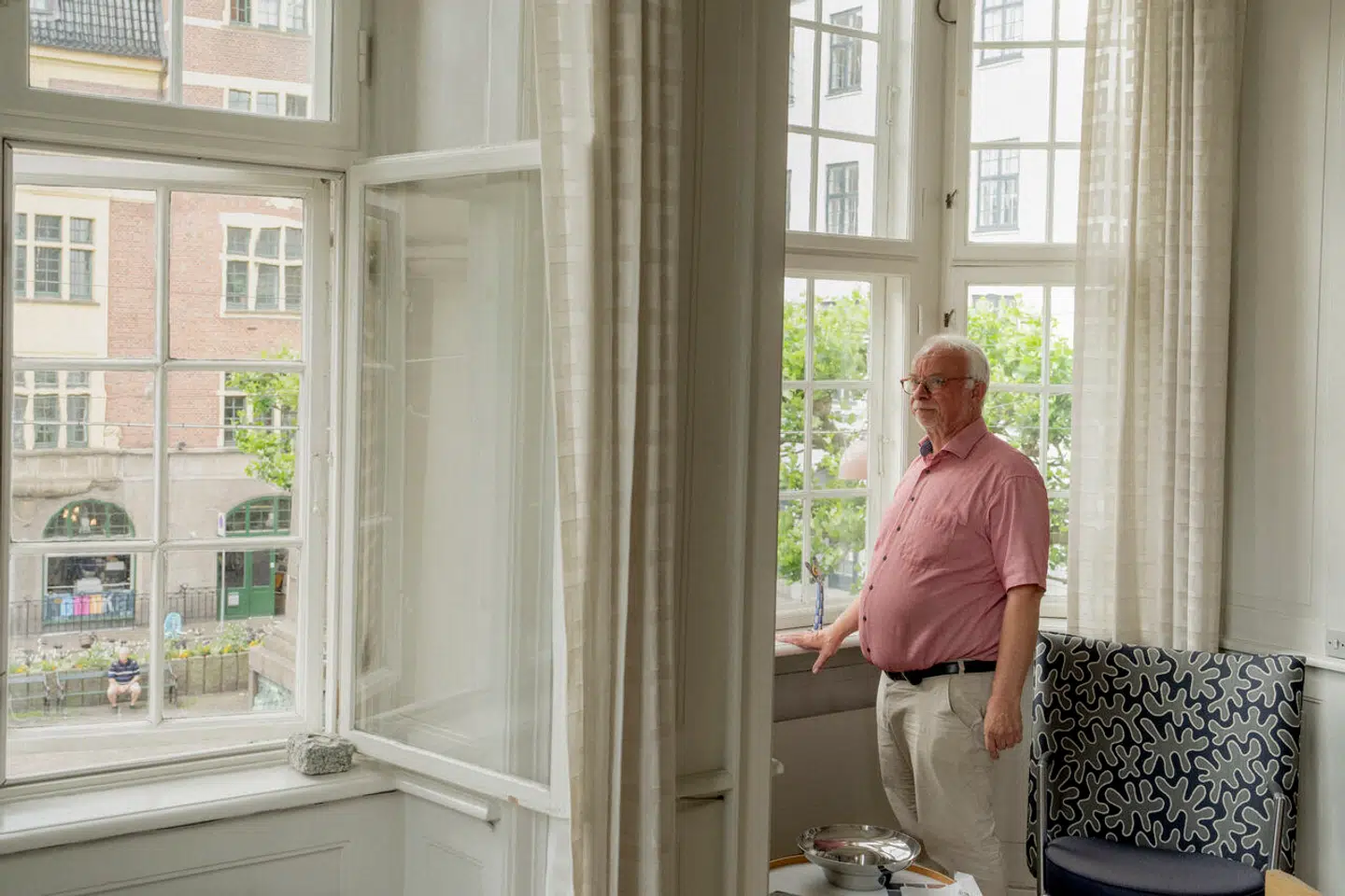 Biskop Peter Skov-Jakobsen i karnappen ud mod Bispetorvet. Den er i dag en del af hans store og lyse kontor på 1. sal i bispegården.