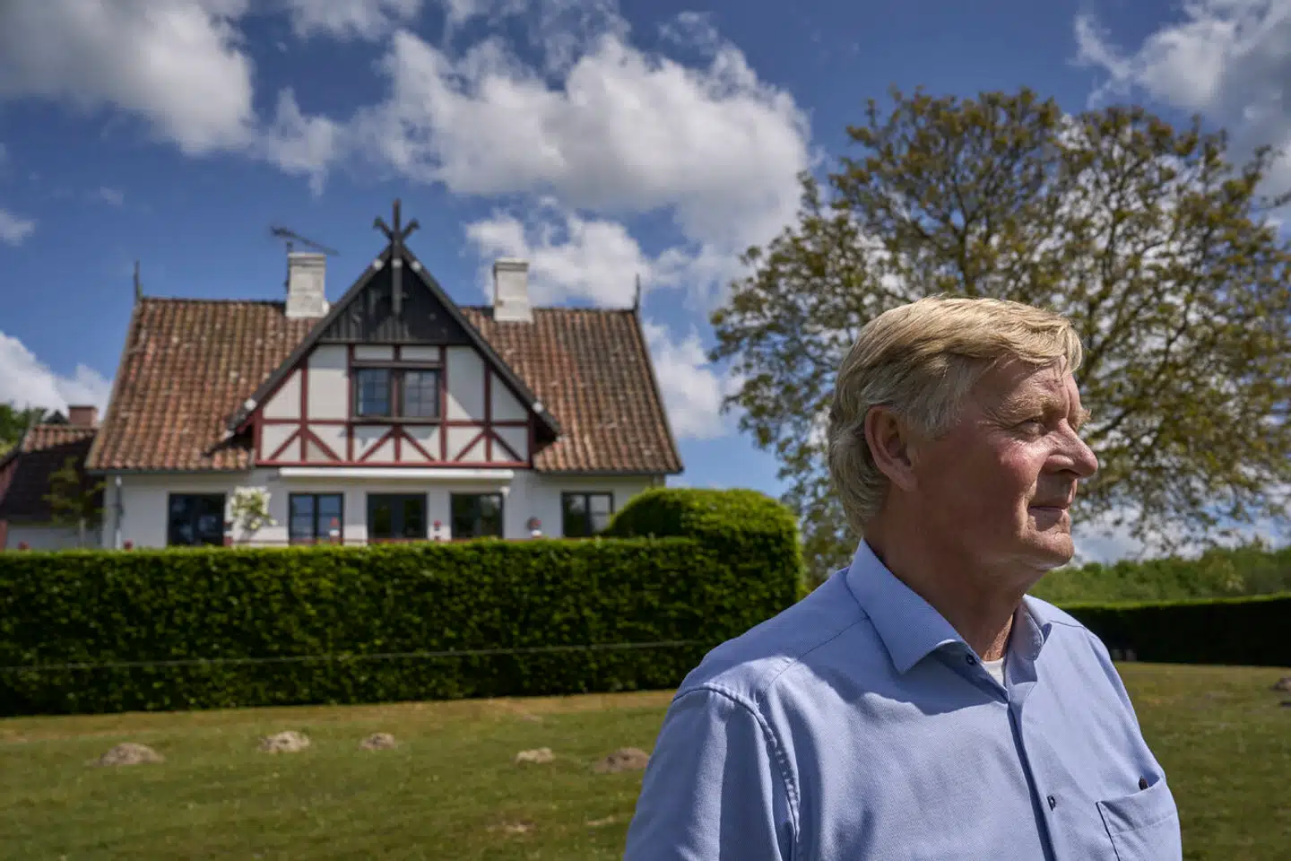 Jens Risom, godsforvalter og direktør på godset Gisselfeld siden 1998, foran sit embedsbolig i Hesede Skov ved Haslev. Han har boet i huset siden 1982, og han bliver aldrig træt af skoven og dyrelivet i området.