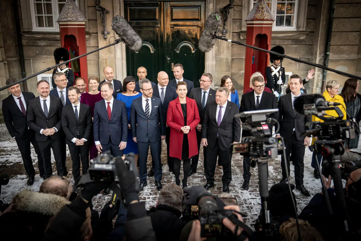 Lars Løkke Rasmussen er »tilbage i dansk politik på en helt anden måde end før,« erklærer politisk kommentator Jarl Cordua. Men hvor der er ros til Løkke fra en stribe kommentatorer, får andre folkevalgte en noget mere hård bedømmelse.