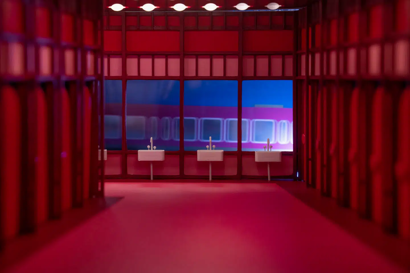 Baseret på en række informanters beskrivelse af deres »dårligste togrejseoplevelse« tog Lauge Floris rundt i Danmark for at finde de steder, han ville bearbejde med sit diorama-blik. Her er det toiletterne på Holbæk Station.