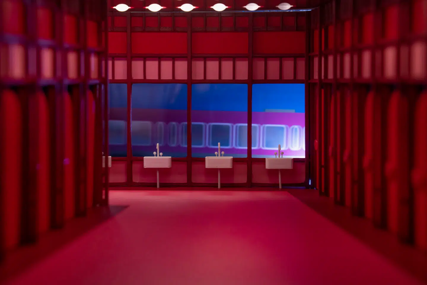 Baseret på en række informanters beskrivelse af deres »dårligste togrejseoplevelse« tog Lauge Floris rundt i Danmark for at finde de steder, han ville bearbejde med sit diorama-blik. Her er det toiletterne på Holbæk Station.