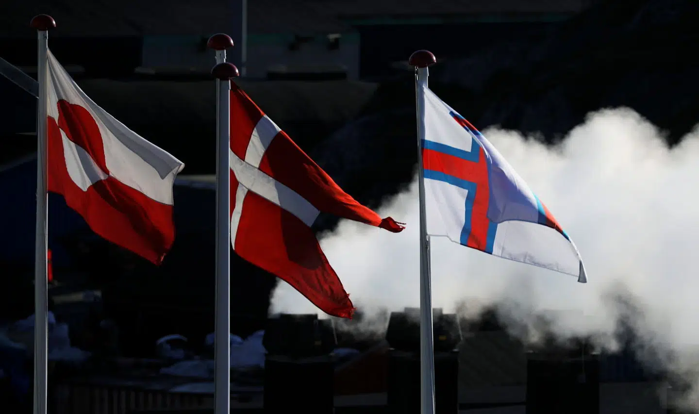 Der er markant forskel på, hvad det koster at bruge mobiltelefonen og internetforbindelsen på den inden for rigsfællesskabet, og det er der ifølge en teleanalytiker en god forklaring på.