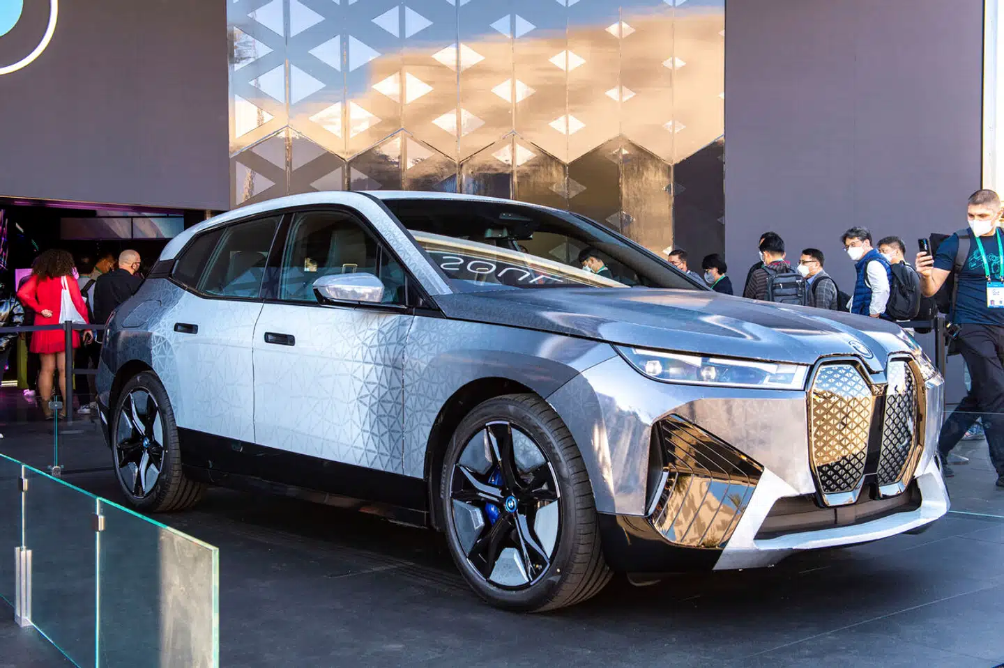 »Hele produktionskæden for BMW iX er grøn,« lød det i en kampagne fra BMW Danmark. Det er iX modellen, der ses på billedet under en udstilling i Las Vegas, USA.