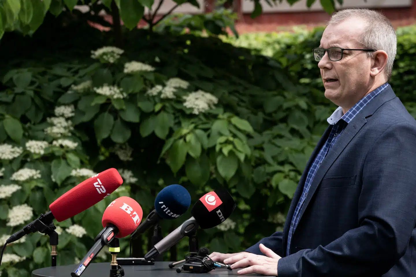 Moderaterne vil have undersøgt muligheden for at uddanne eksempelvis sosumedarbejdere og sygeplejersker i lande uden for EU. Hans Kristian Skibby (DD) – og flere andre partier – er ikke begejstret.